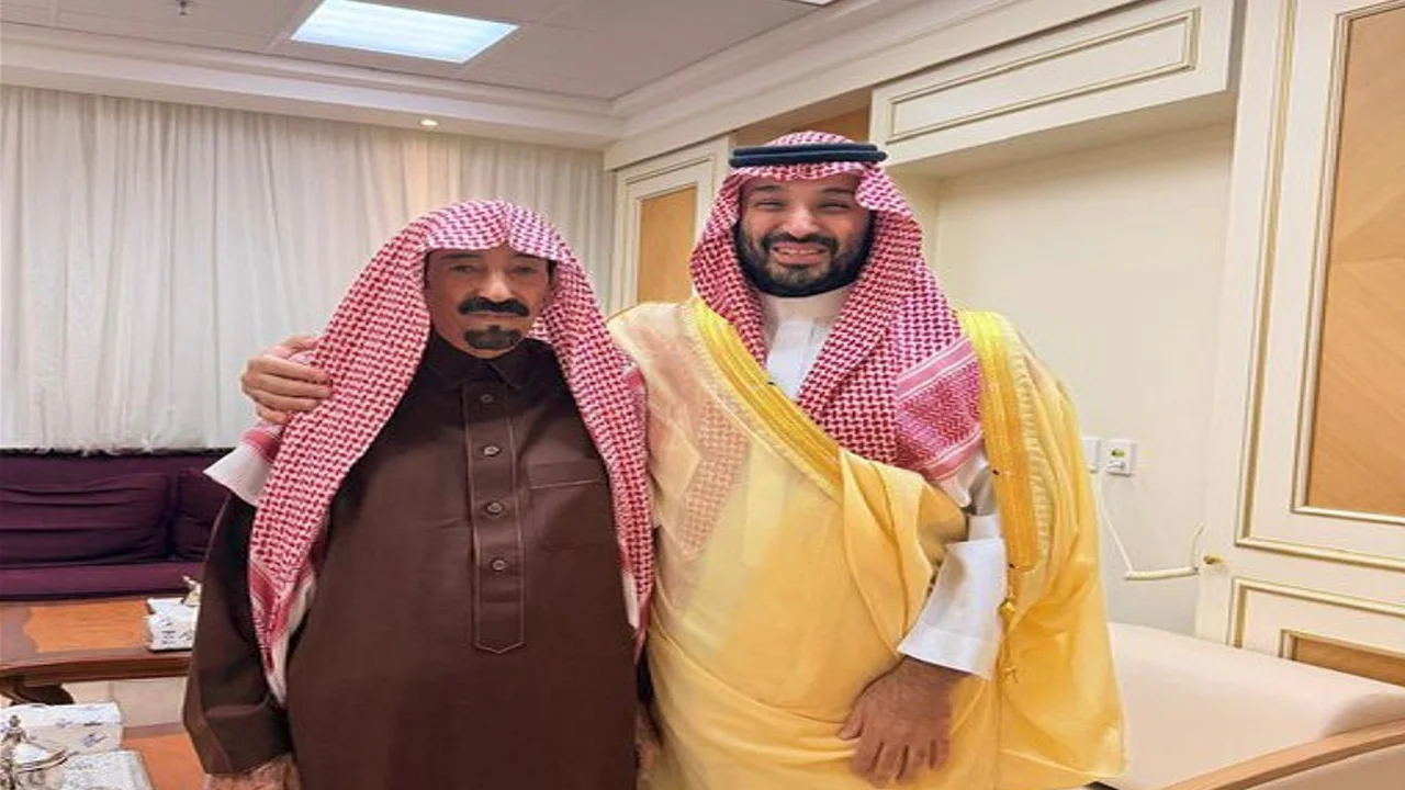 ولي العهد في لفتة إنسانية يزور الشيخ بدر الدويش للاطمئنان عليه بالمستشفى